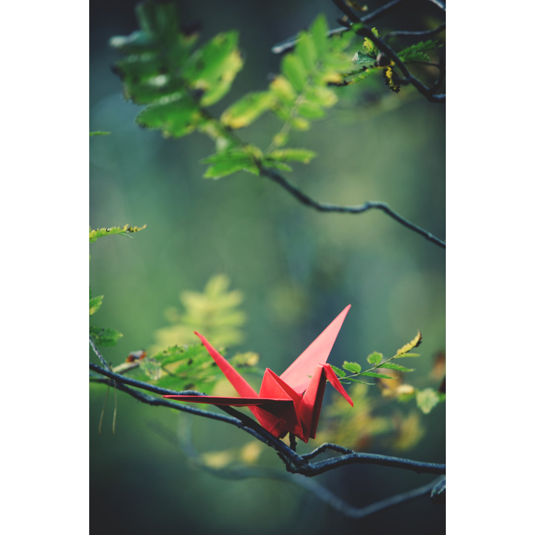 Origami-Kranich auf einem Baum von Andrey Danilovich - Kunstdrucke auf Leinwand