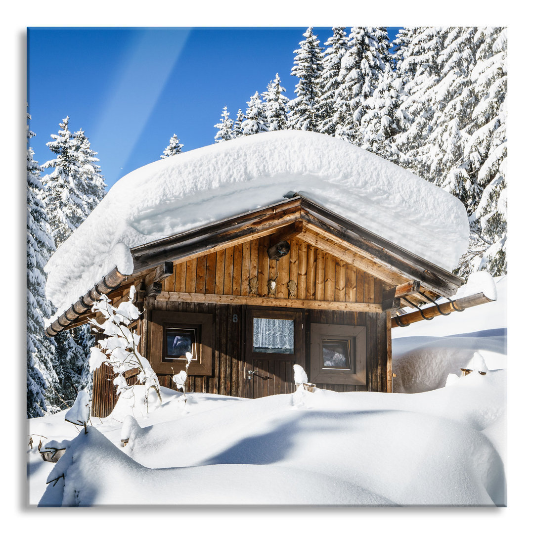 Schneebedeckte Skihütte Glasbild im Alpenwald