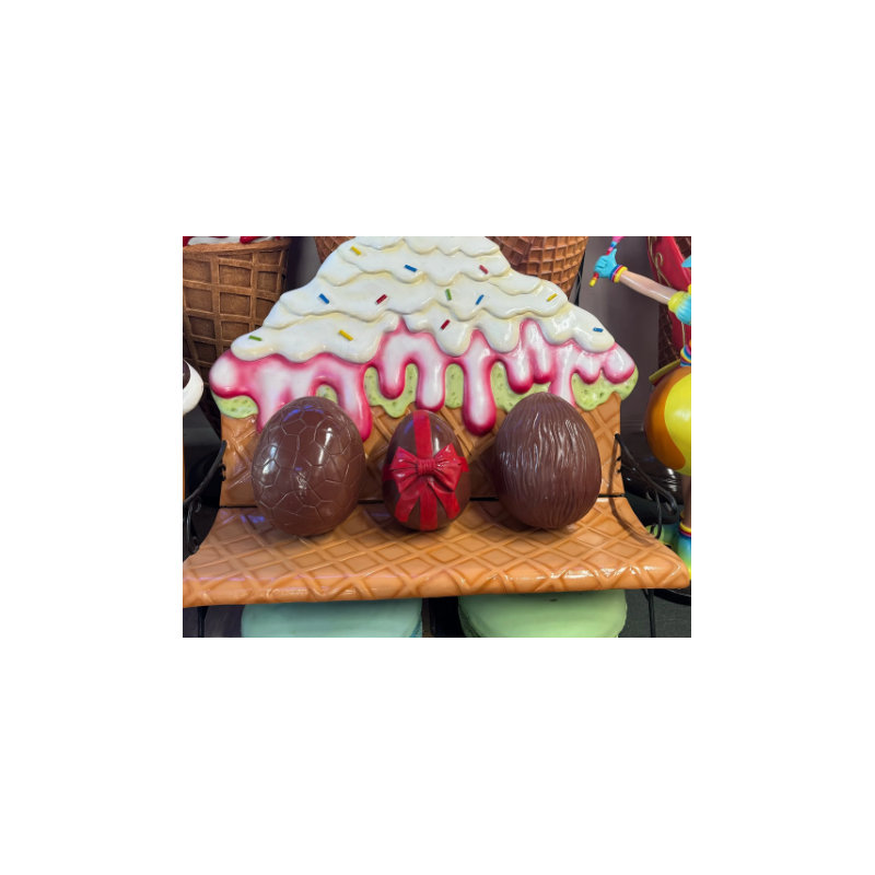Statue d'œuf de Pâques surélevé chocolat surdimensionné