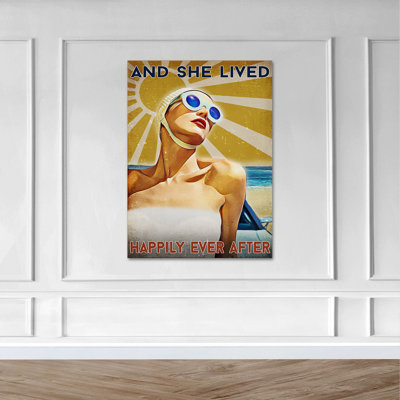 «Girl Sunbathing On The Beach - She Lived Happily Ever After», toile tendue avec décor de personnes, décor d'illustration pour salon, bleu, blanc et jaune