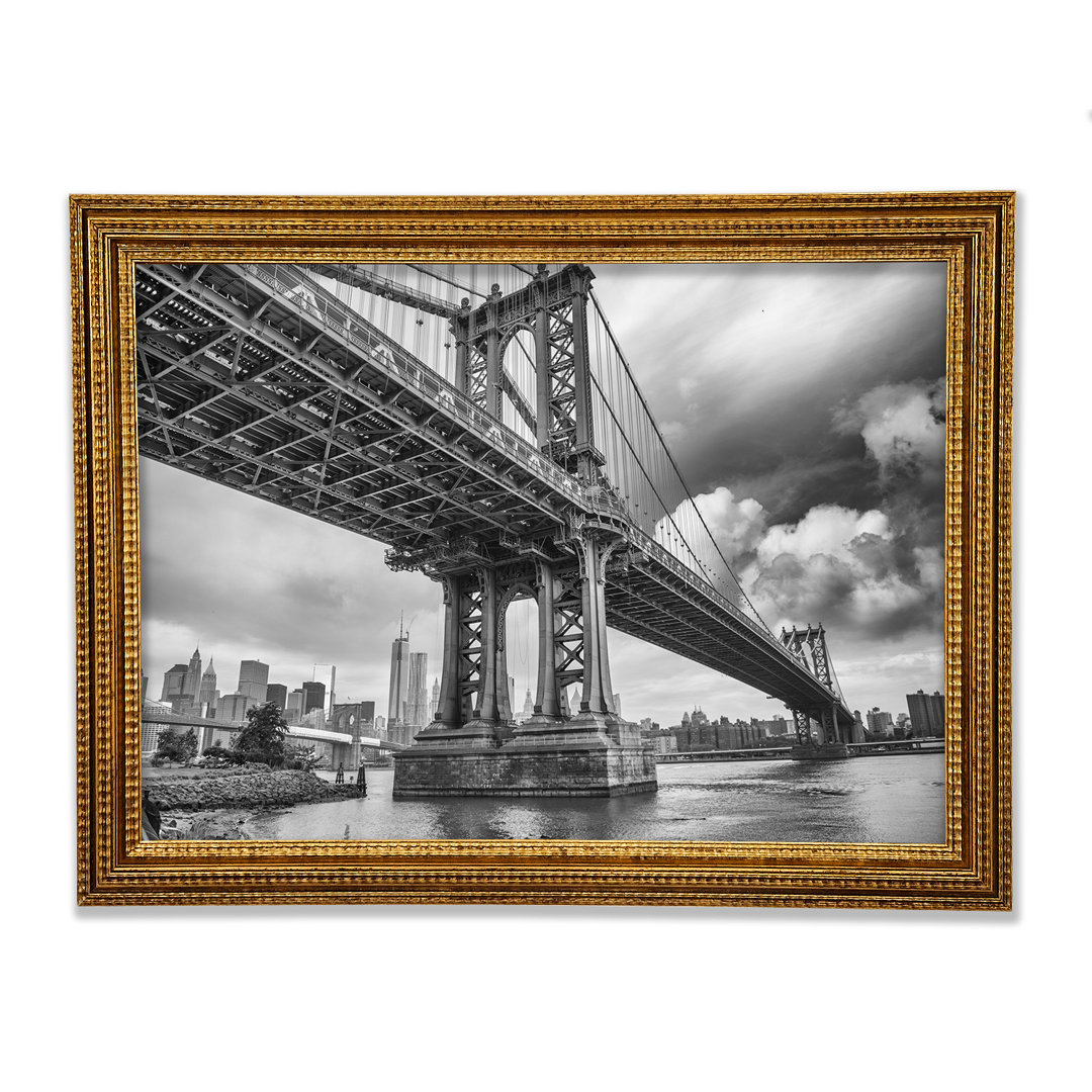 NYC Schwarz-Weiß-Brücke unter Wolken - Druck