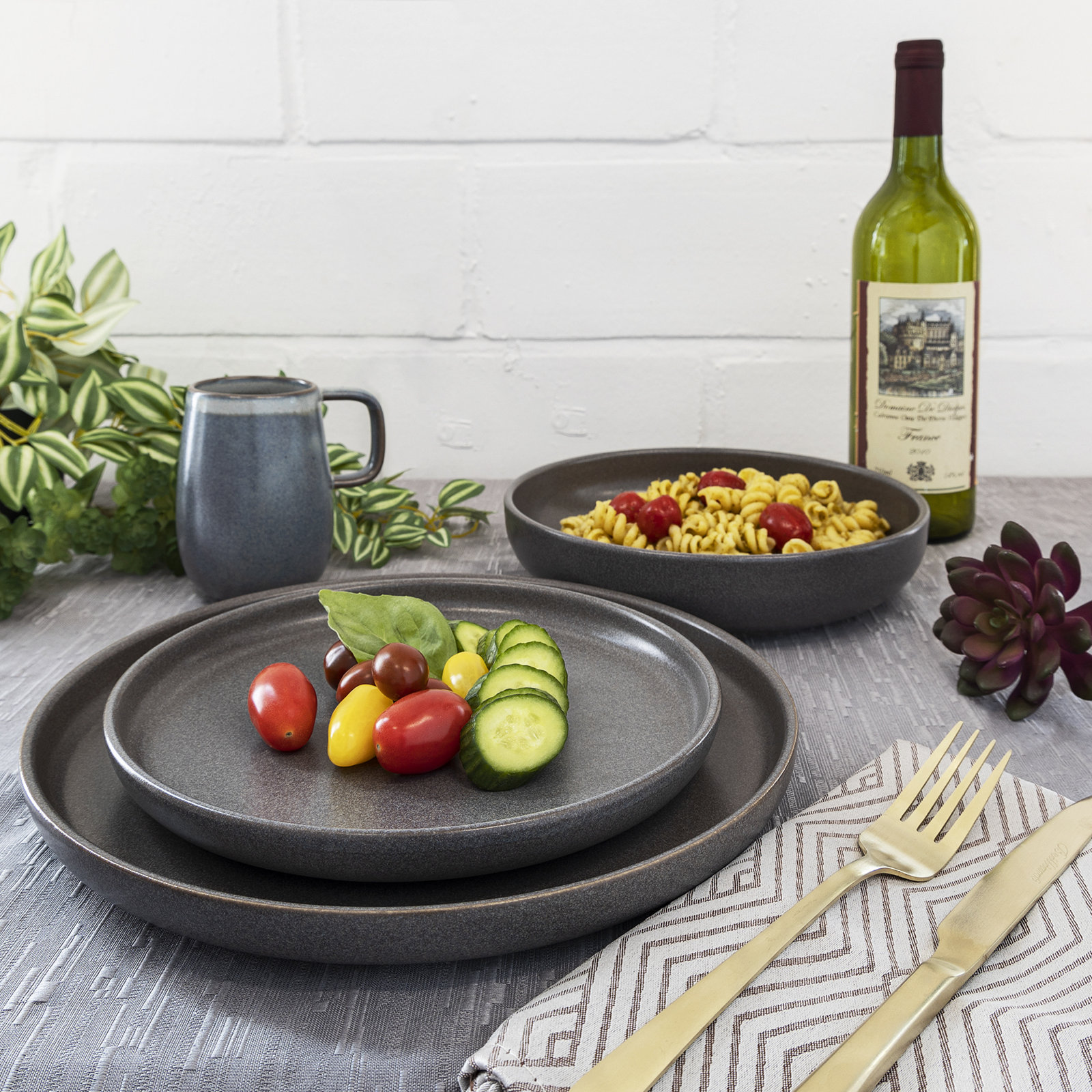 Harden 11" Dinner Plate, Black