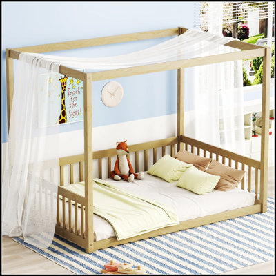 Lit à baldaquin avec clôture et garde-corps, assurant sécurité et confort pour une nuit de sommeil paisible.