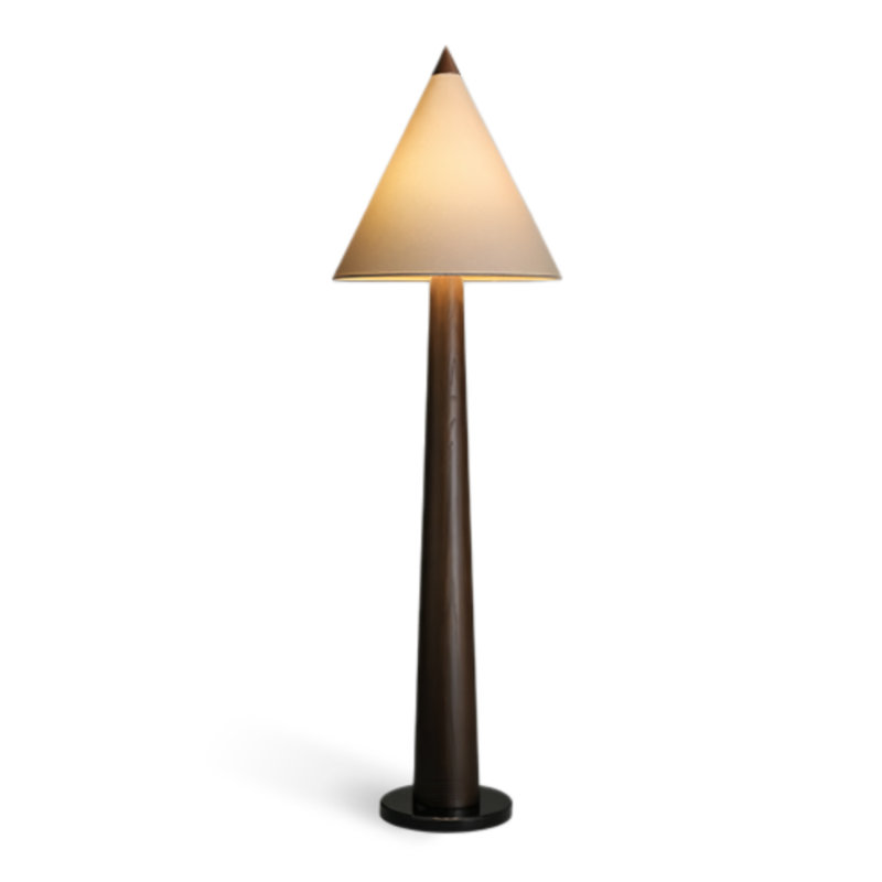Une lampe sur pied en bois massif à côté du canapé dans le salon créatif