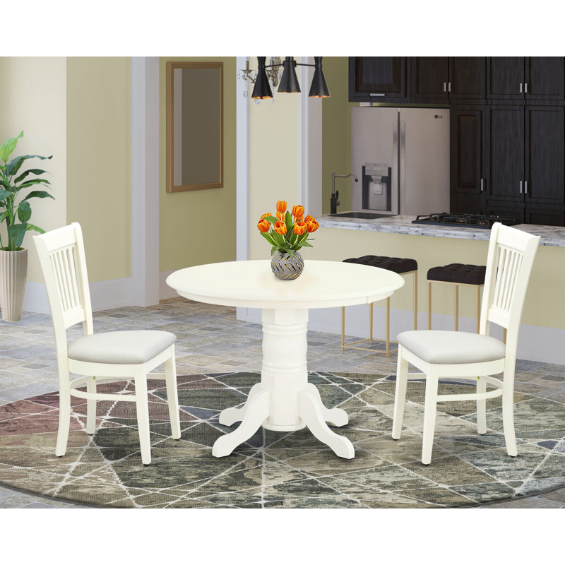 L'ensemble de table de salle à manger 3 pièces comprend une table de cuisine ronde avec piédestal et 2 chaises en lin, blanc lin