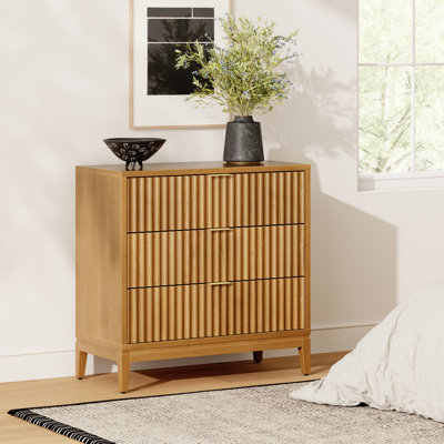 Commode 3 tiroirs Carrera avec structure en bois massif et détails cannelés
