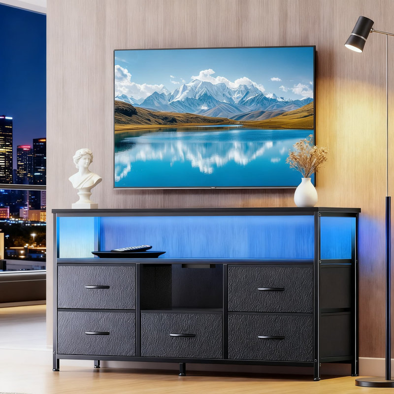Meuble télé 47 pouces à DEL avec prises de courant, console multimédia à 5 tiroirs avec station de charge USB / Type-C, éclairage ambiant et conception anti-basculement pour le salon et la chambre à coucher