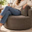 Fauteuil pivotant rond surdimensionné Devingo avec revêtement moelleux et coussins décoratifs-1735179526