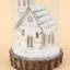 Lanterne à dôme en verre blanche éclairée avec neige