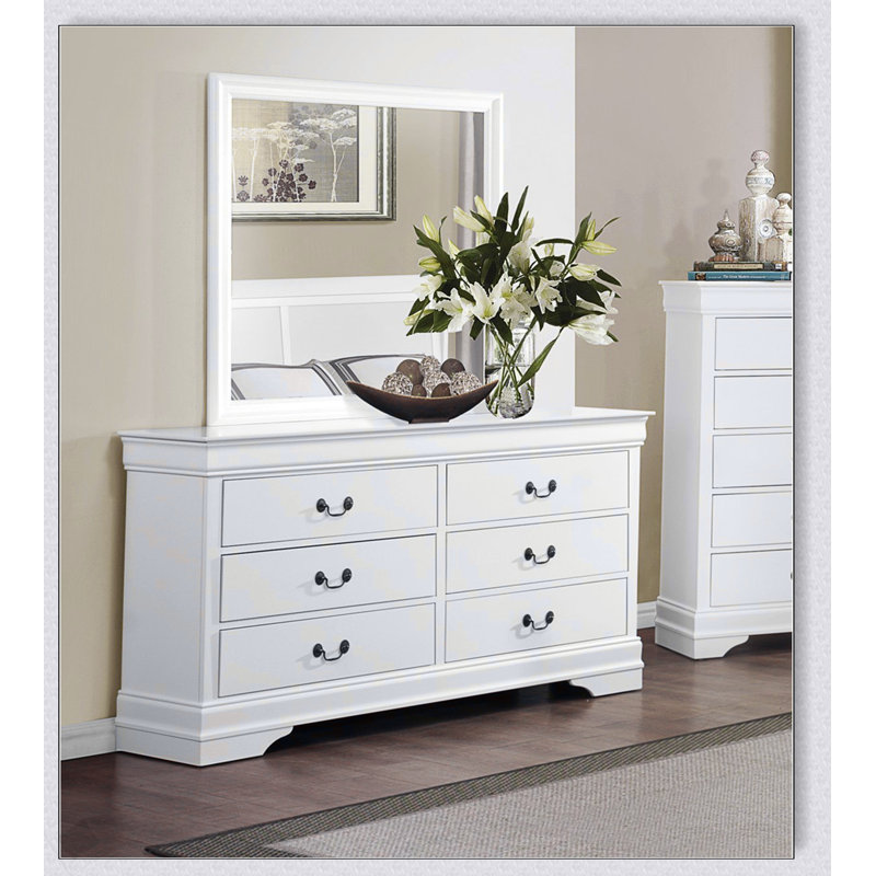 Commode blanche traditionnelle avec poignées en laiton antique et six tiroirs spacieux pour le rangement de la chambre à coucher classique