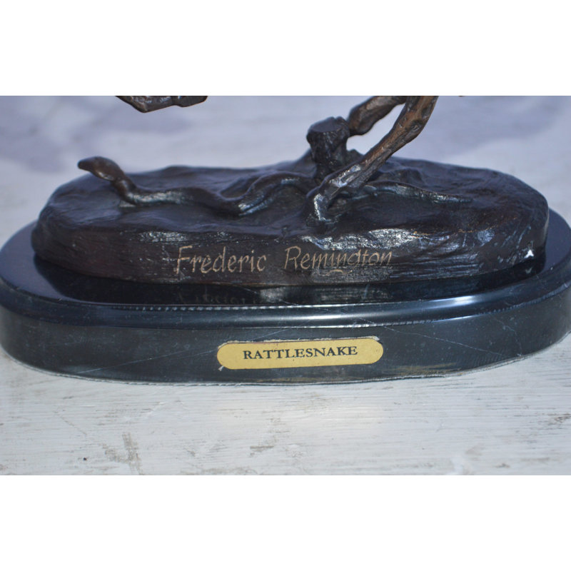 Statue en bronze Rattlesnake par Remington, superbe art occidental avec base en marbre de Perrault, l 7 po x l 3 po x H 10 po