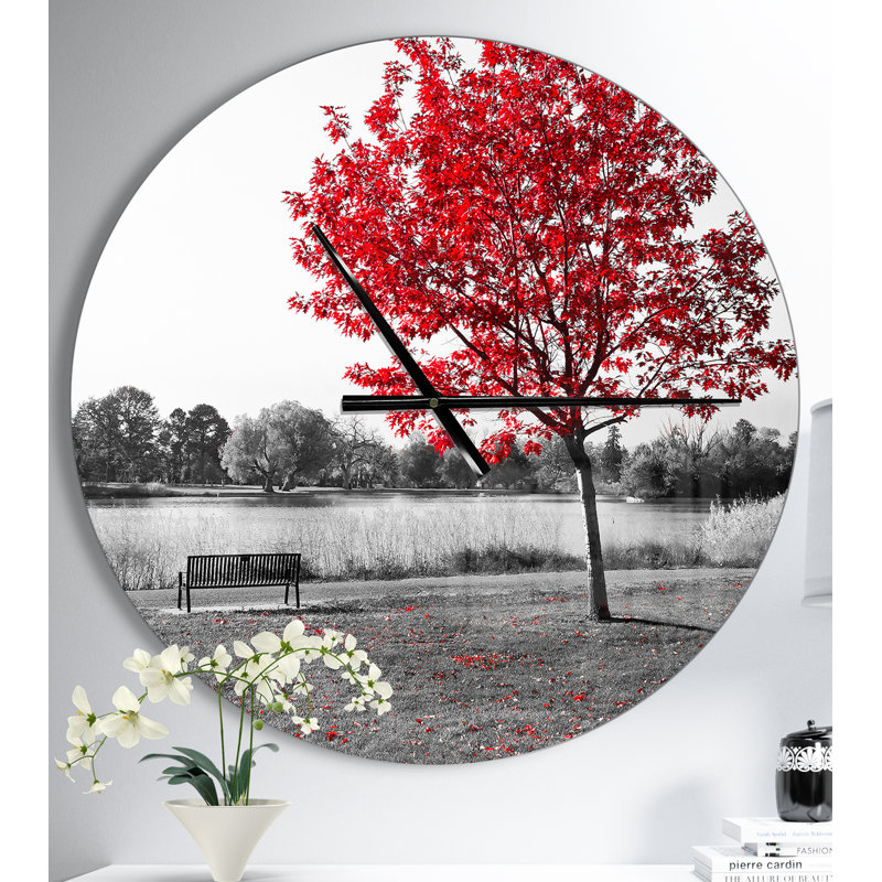 Arbre rouge sur banc de parc - horloge murale moderne, Moyen