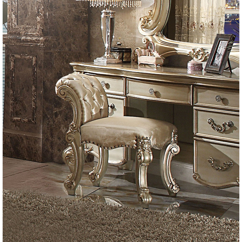 Tabouret de coiffeuse à patine dorée avec rembourrage moelleux et détails en os