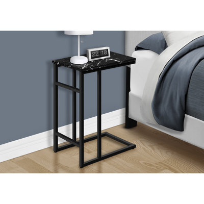 Table en stratifié d'aspect marbre noir avec base en métal massif, salle familiale