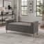 Banc repose-pieds carré avec accoudoirs carrés et garniture cloutée en velours moelleux, parfait pour les sièges modernes et fonctionnels