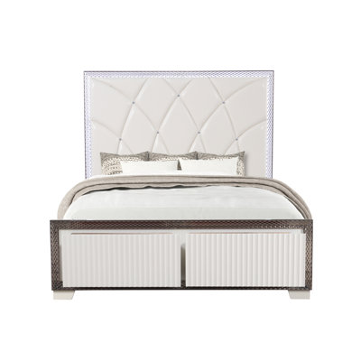 Ensemble de chambre à coucher pour grand lit de 5 pièces de style contemporain Fabio fabriqué avec des accents latéraux en forme de losange, un éclairage à DEL et du bois au fini blanc (NJ Inventory)