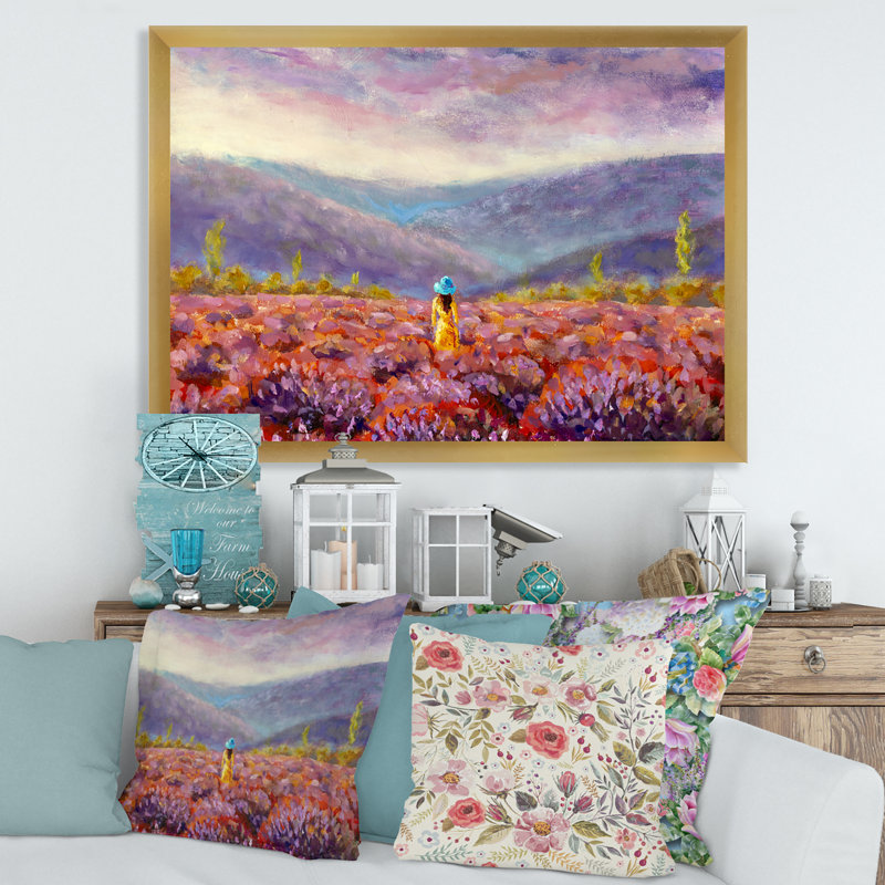 Femme en robe jaune et chapeau marchant dans les champs - Peinture sur toile, H 12 po x l 20 po x p 1 po, Encadrement doré