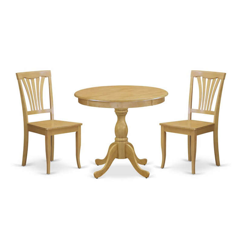 L'ensemble de table de salle à manger 3 pièces comprend 1 table de salle à manger à piédestal et 2 chaises de salle à manger Mid-Century en chêne avec dossier à lattes - finition chêne