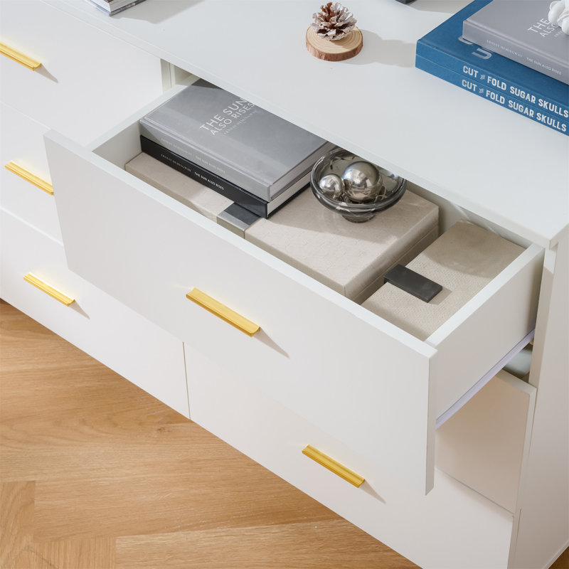 Commode 6 tiroirs blanche avec poignées dorées et pieds en métal