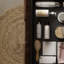 Armoire de base de meuble-lavabo compacte moderne, fabrication en contreplaqué avec plateau blanc de Carrare, finition noyer foncé