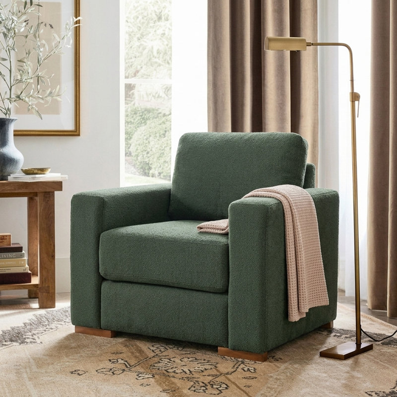 Fauteuil d'appoint moderne Haven avec accoudoirs carrés et base en bois d'hévéa, idéal pour le salon et le coin lecture.