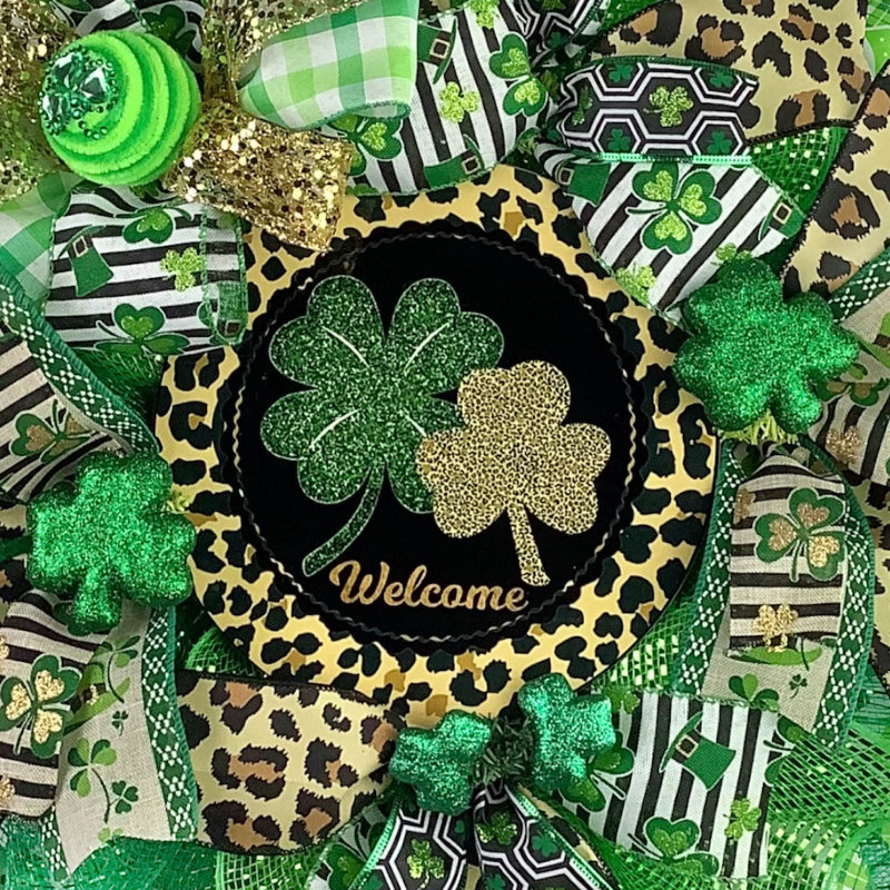 Couronne de la Saint-Patrick avec guépard et trèfles dorés