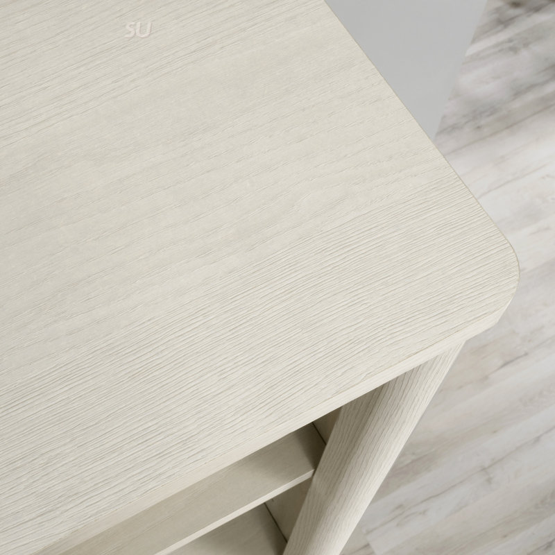 Bibliothèque à 5 tablettes avec trois tablettes réglables, panneau arrière fermé et fabrication durable pour un rangement polyvalent dans n'importe quelle pièce.