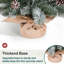 Arbre de Noël floqué sur table avec pommes de pin et base en toile de jute-130165626