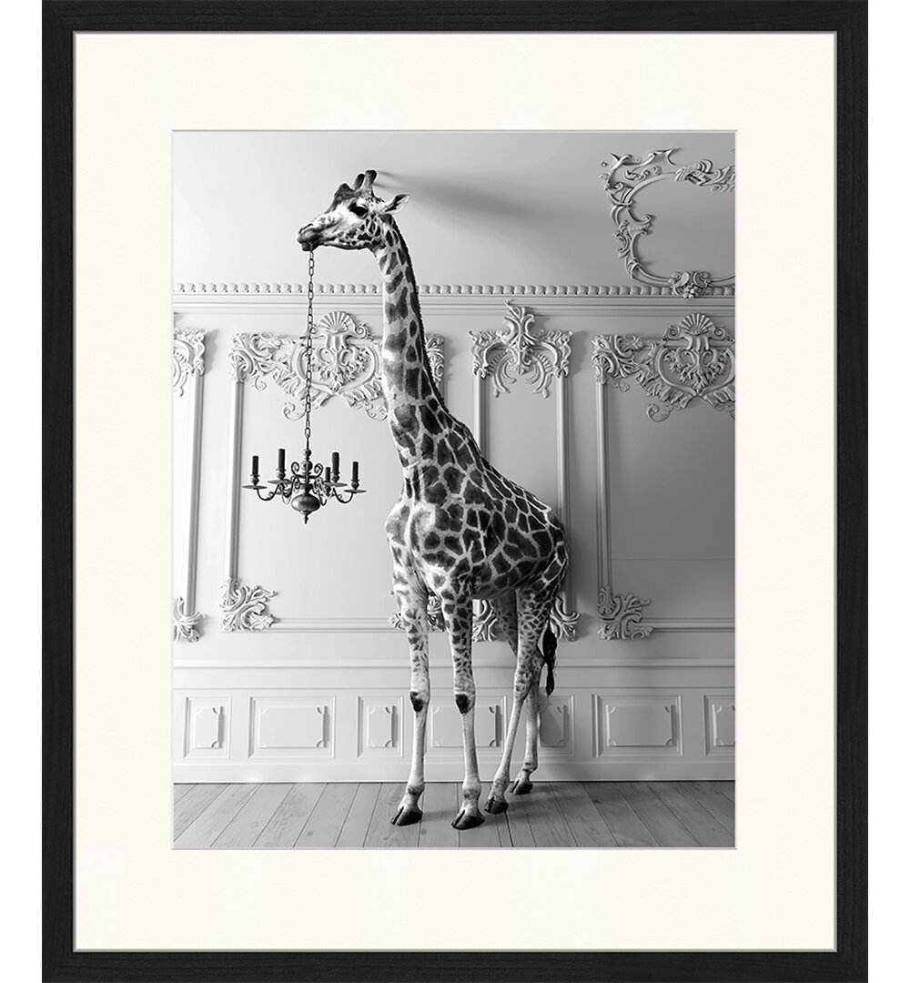 Gerahmtes Poster The Giraffe Hold The Chandelier