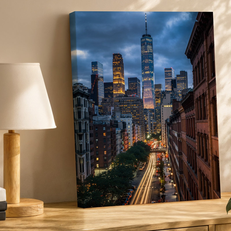 Toile, "Dramatic Urban Skyline at Twilight", avec des gratte-ciel imposants avec art mural, H 40 po x l 30 po