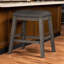 Ensemble de 2 tabourets à hauteur de comptoir Caity, structure en bois gris, assise rembourrée
