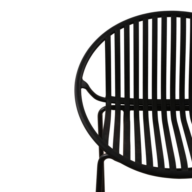 Chaises de patio empilables 2, noires. Conception respirante. Pieds en métal + plastique. Style moderne et simple. Ergonomique, capacité de 300 lb. 25,18 po x 23,43 po x 31,18 po. Assemblage requis, 2 chaises.