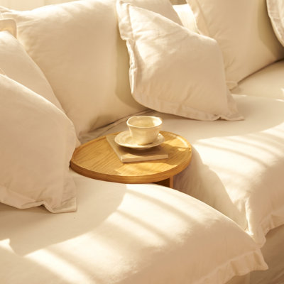 Table d'appoint compacte Loma 16 po en chêne naturel avec rebord surélevé, pour canapé.