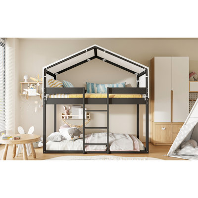 Lit simple au-dessus d'un lit superposé avec tente, construction, structure de décoration pour chambre à coucher, thème de maison de jeu, intérieur spacieux