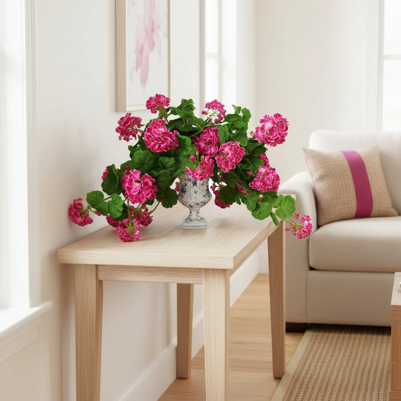 Géraniums dans un vase à piédestal décoratif