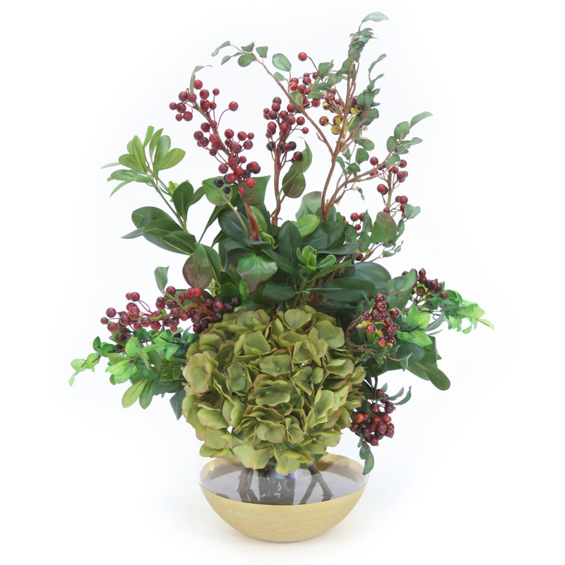 Hortensia vert avec un bol à baies en or rose bordé de baies