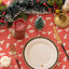 Nappe de Noël ronde en vinyle imperméable avec envers en flanelle, 152 cm (60 pouces), motif sapin de Noël rouge et blanc à pois rouges.