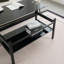 Table basse rectangulaire avec plateau en verre et tablette