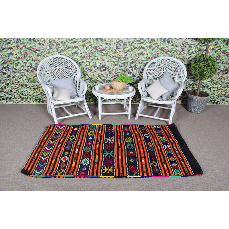 Tapis bohémien vibrant avec motifs géométriques faits à la main pour une décoration intérieure unique