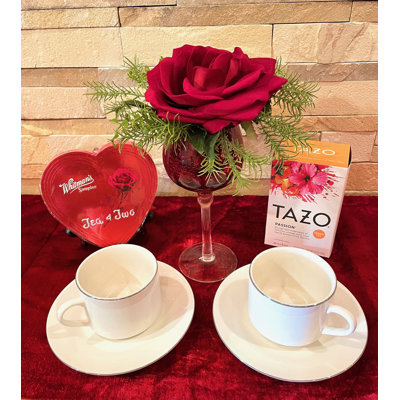 Centre de table thé pour deux roses dans un vase
