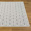 Tapis moderne à motif géométrique à treillis-117597822