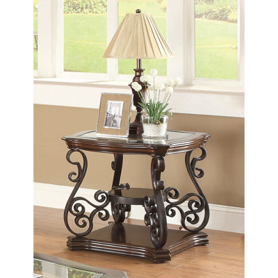2 tablettes, table de bout avec plateau en verre, agencement des meubles, sophistication de la pièce, configuration des tablettes à cadre en métal, armoires et étagères, fonctionnalité, pieds