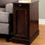 Table d'appoint en bois massif avec design transitionnel, finition cerisier, porte-gobelet coulissant, port intégré et armoire de rangement, prise de 24 po de hauteur, support de 12 po de largeur