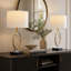 Ensemble de 2 lampes de table avec base en métal noir, cristaux de verre, métal doré et abat-jour en lin blanc cassé