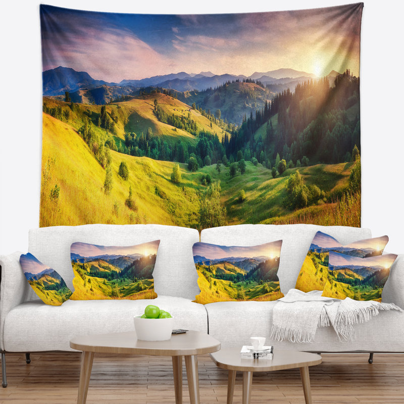 Tapisserie «Landscape Green Hills Glowing By Sunlight», H 32 po x l 39 po