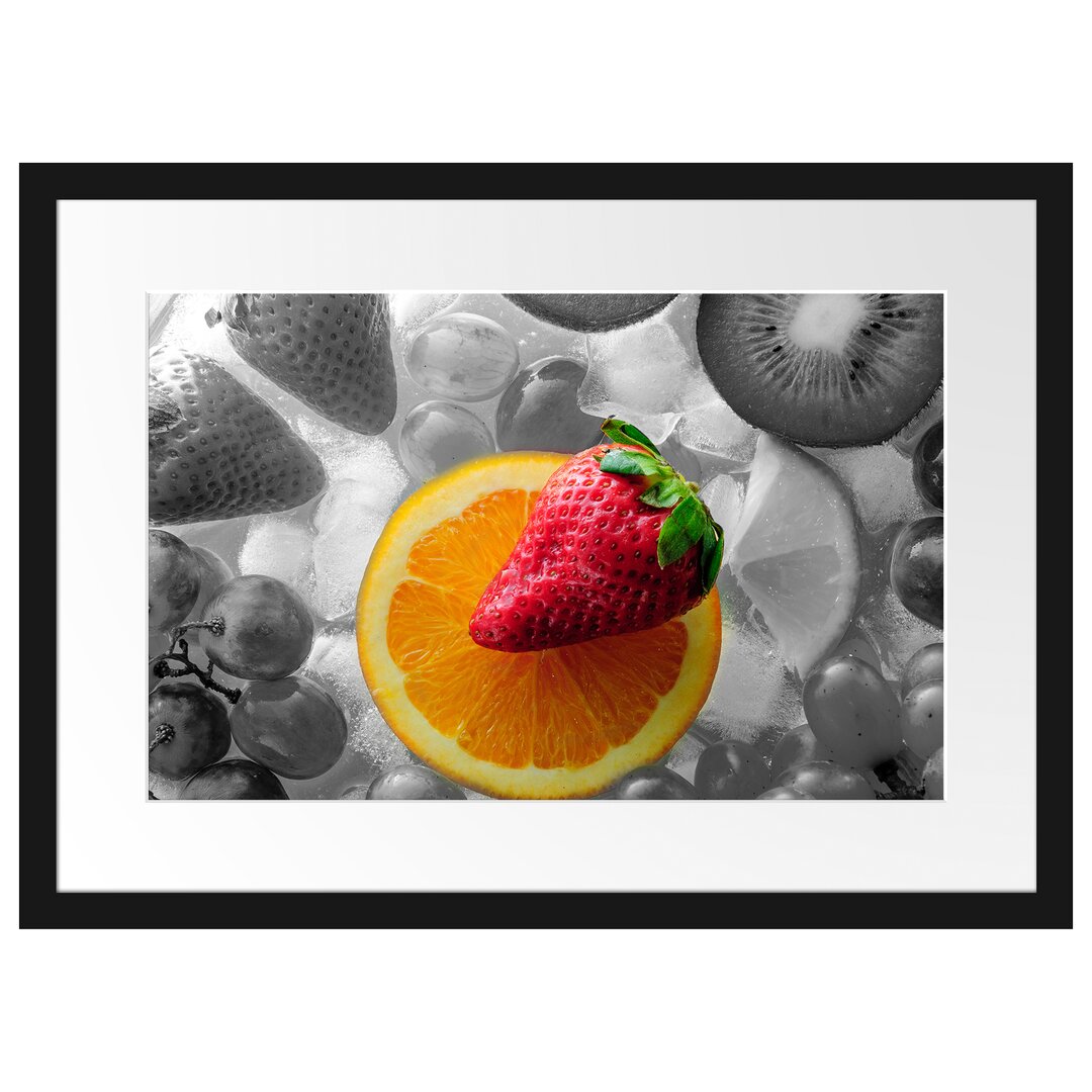 Gerahmtes Poster Leckere Orange mit Erdbeere