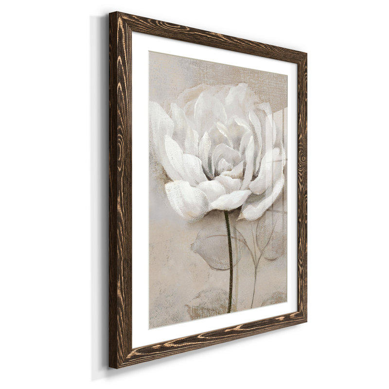 Doux blanc III - Cadre photo, reproduction d'art sur papier, Noyer, H 31,5 po x l 23,5 po x P 1,5 po