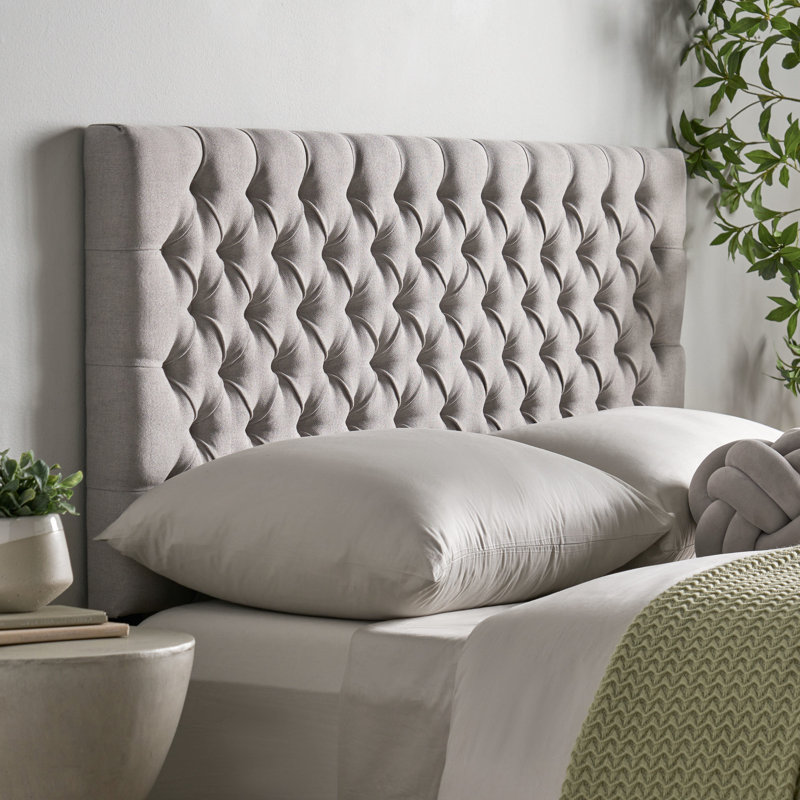 Tête de lit élégante pour chambre à coucher, grand lit, revêtement gris, aspect contemporain, meubles en tissu d'assemblage requis, inclus