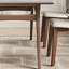 Table et chaise de salle à manger chaleureuse et simple-110434482