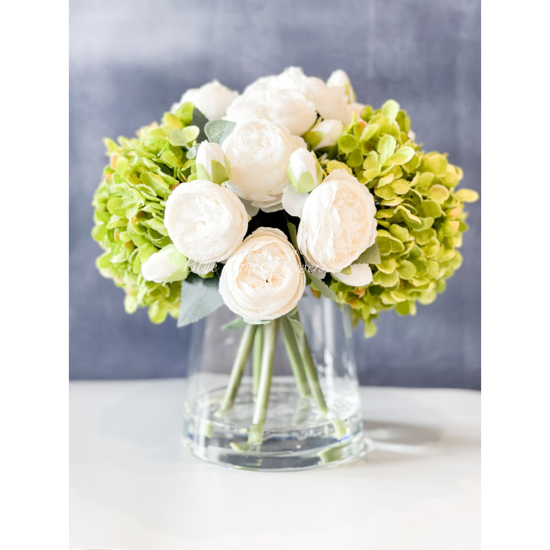Arrangement de pivoines blanches, d'hortensias verts et de fleurs artificielles pour toujours
